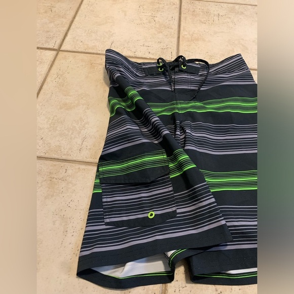 Firefly Youth Boys Striped Board Shorts Black/Grey/Green Size XL/TG - Picture 3 of 7